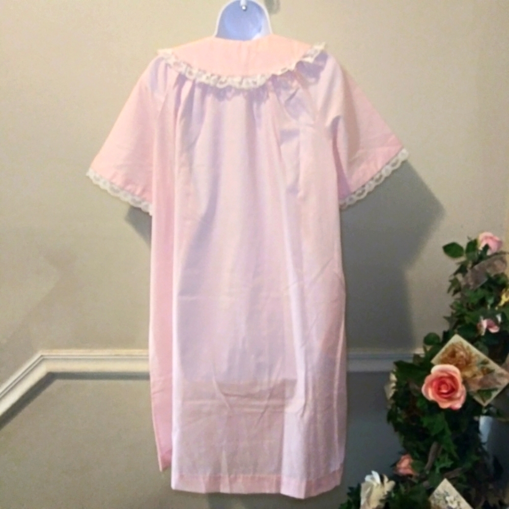 Vintage 1950's Smart Time Rose Embroidered, Lace Trimmed Pink Cotton Robe - Picture 8 of 12